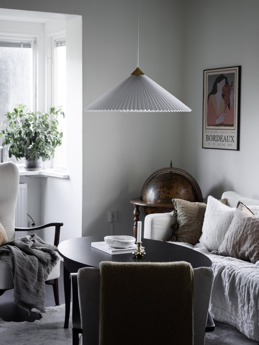 Matisse Ø60 Wit hanglamp Van Globen Lighting - De lamp heeft een geplooide witte textielen kap en is versierd met een bijpassende geplooide bovenkant van messingkleurig metaal.