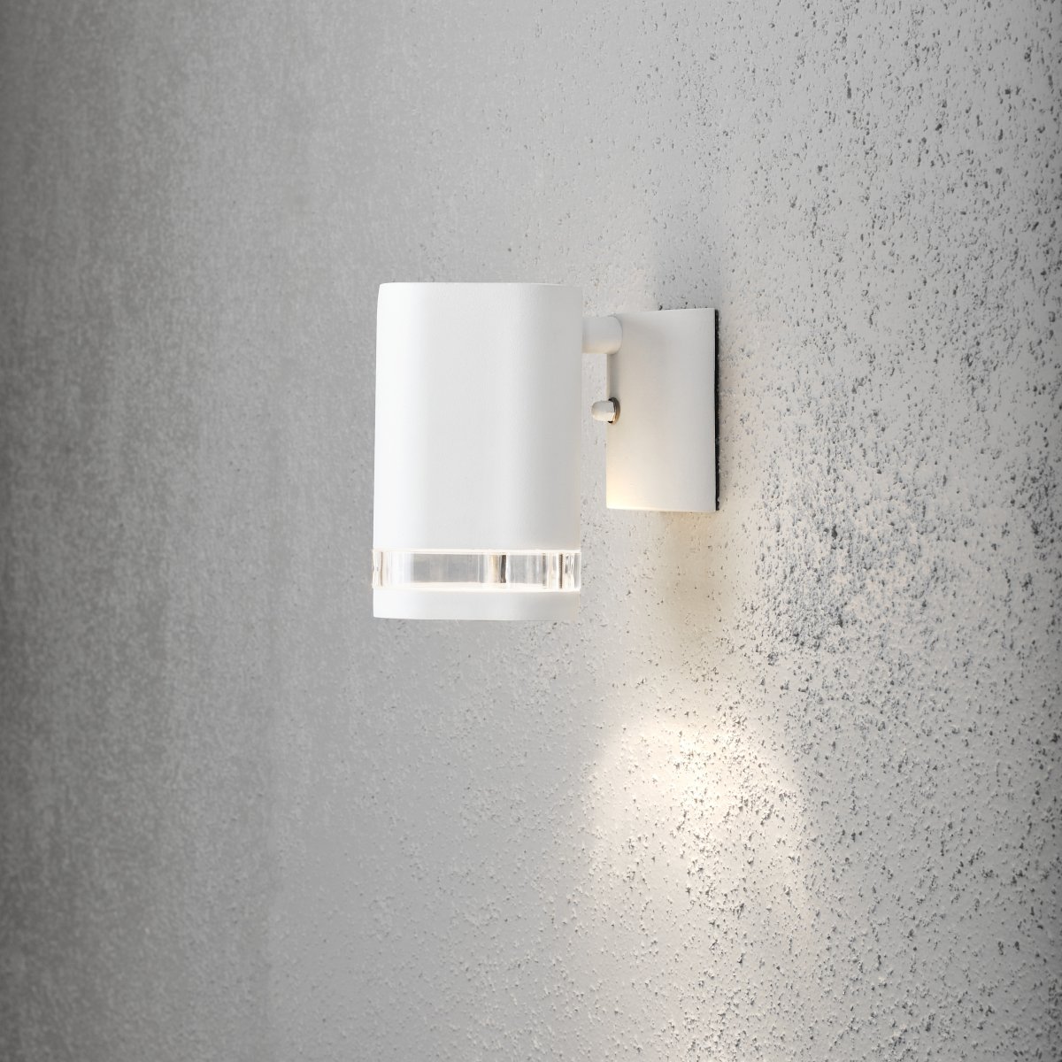 Modena Wit buitenlamp Van Konstsmide - Modena is een stijlvolle gevellamp van wit gelakt aluminium met een elegant detail van transparant acrylglas, wat de lamp een moderne uitstraling geeft.