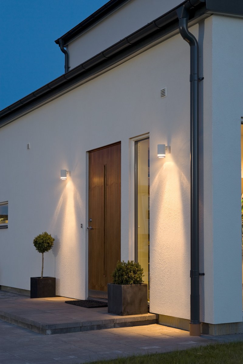 Modena Wit buitenlamp Van Konstsmide - Modena is een stijlvolle gevellamp van wit gelakt aluminium met een elegant detail van transparant acrylglas, wat de lamp een moderne uitstraling geeft.