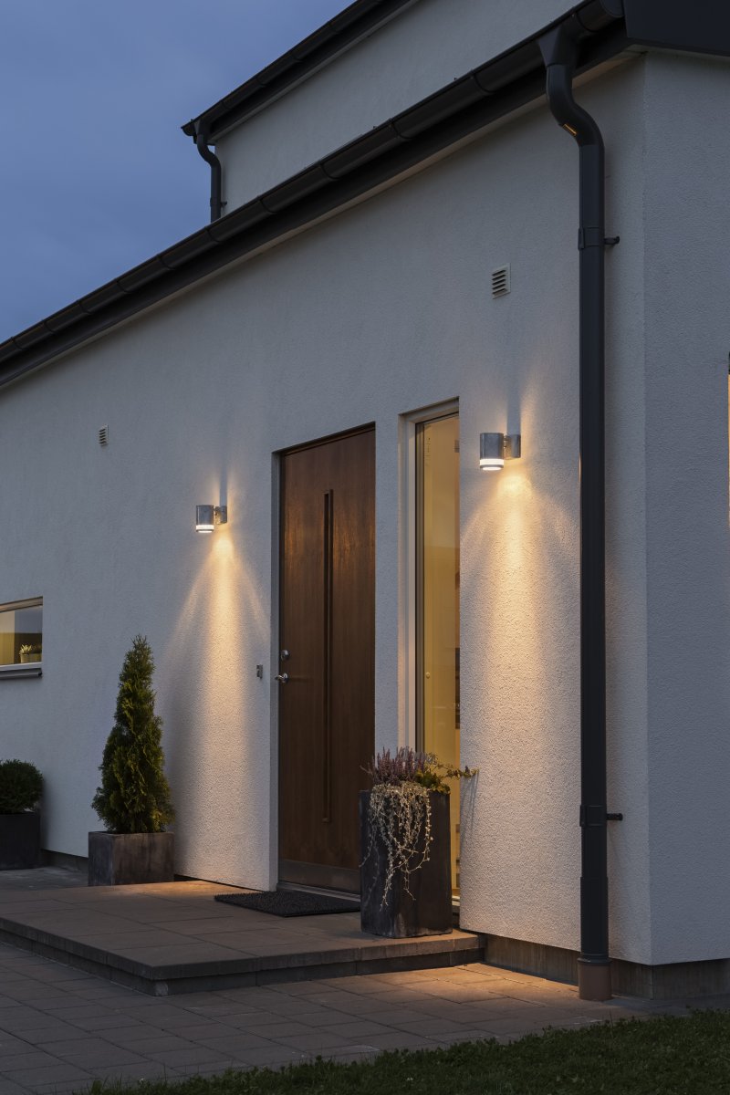 Modena Gegalvaniseerd buitenlamp Van Konstsmide - Modena is een stijlvolle gevellamp van gegalvaniseerd plaatstaal met een elegant detail van transparant acrylglas, wat de lamp een moderne uitstraling geeft.