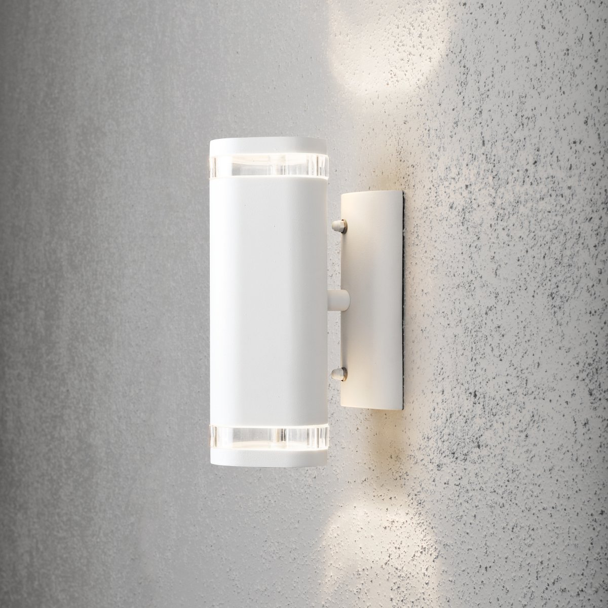 Modena II Wit buitenlamp Van Konstsmide - Het licht is zowel naar boven als naar beneden gericht en cre&euml;ert een decoratief en effectief lichtbeeld dat de gevel verfraait en de tuin een uitnodigende sfeer geeft.