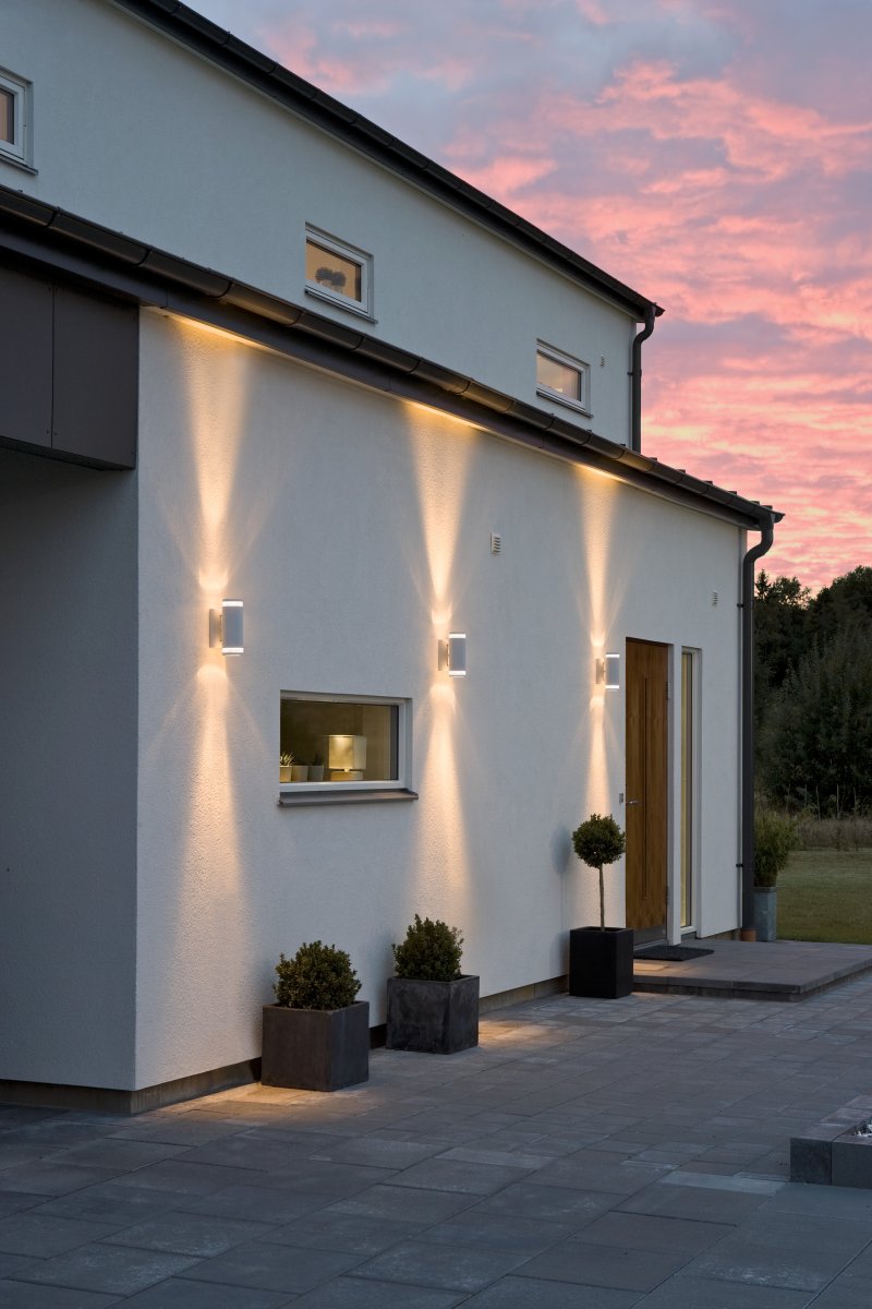 Modena II Wit buitenlamp Van Konstsmide - Het licht is zowel naar boven als naar beneden gericht en cre&euml;ert een decoratief en effectief lichtbeeld dat de gevel verfraait en de tuin een uitnodigende sfeer geeft.