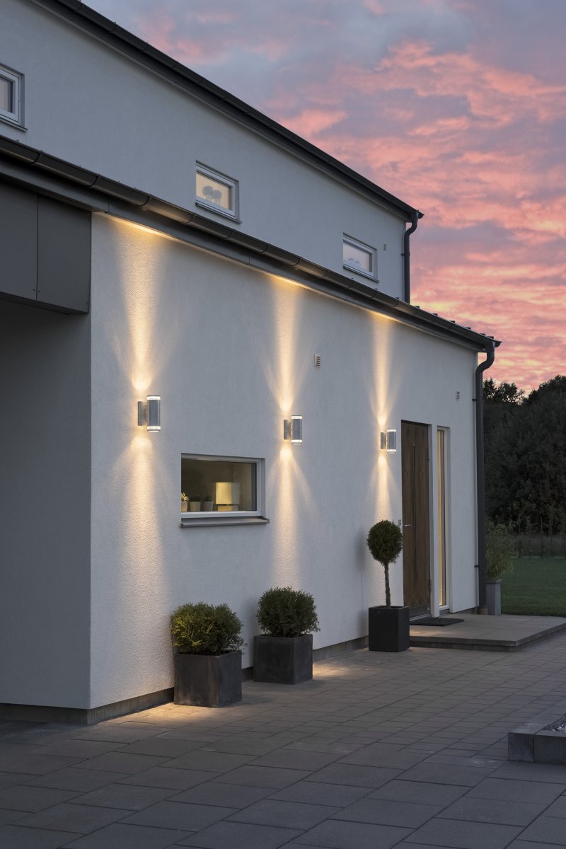 Modena II Gegalvaniseerd buitenlamp Van Konstsmide - Het licht wordt zowel naar boven als naar beneden gericht en cre&euml;ert een decoratief en effectief lichtbeeld dat de gevel verfraait en de tuin een uitnodigende sfeer geeft.