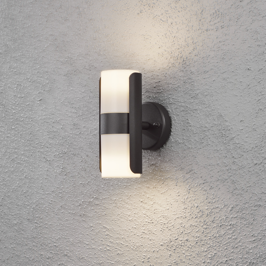 Modena Zwart buitenlamp Van Konstsmide - Dankzij de robuuste constructie en het tijdloze design is het perfect voor zowel moderne als klassieke gevels.