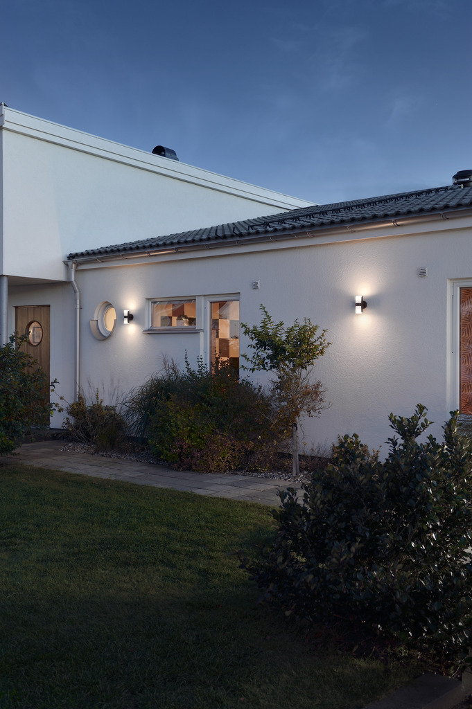 Modena Zwart buitenlamp Van Konstsmide - Dankzij de robuuste constructie en het tijdloze design is het perfect voor zowel moderne als klassieke gevels.