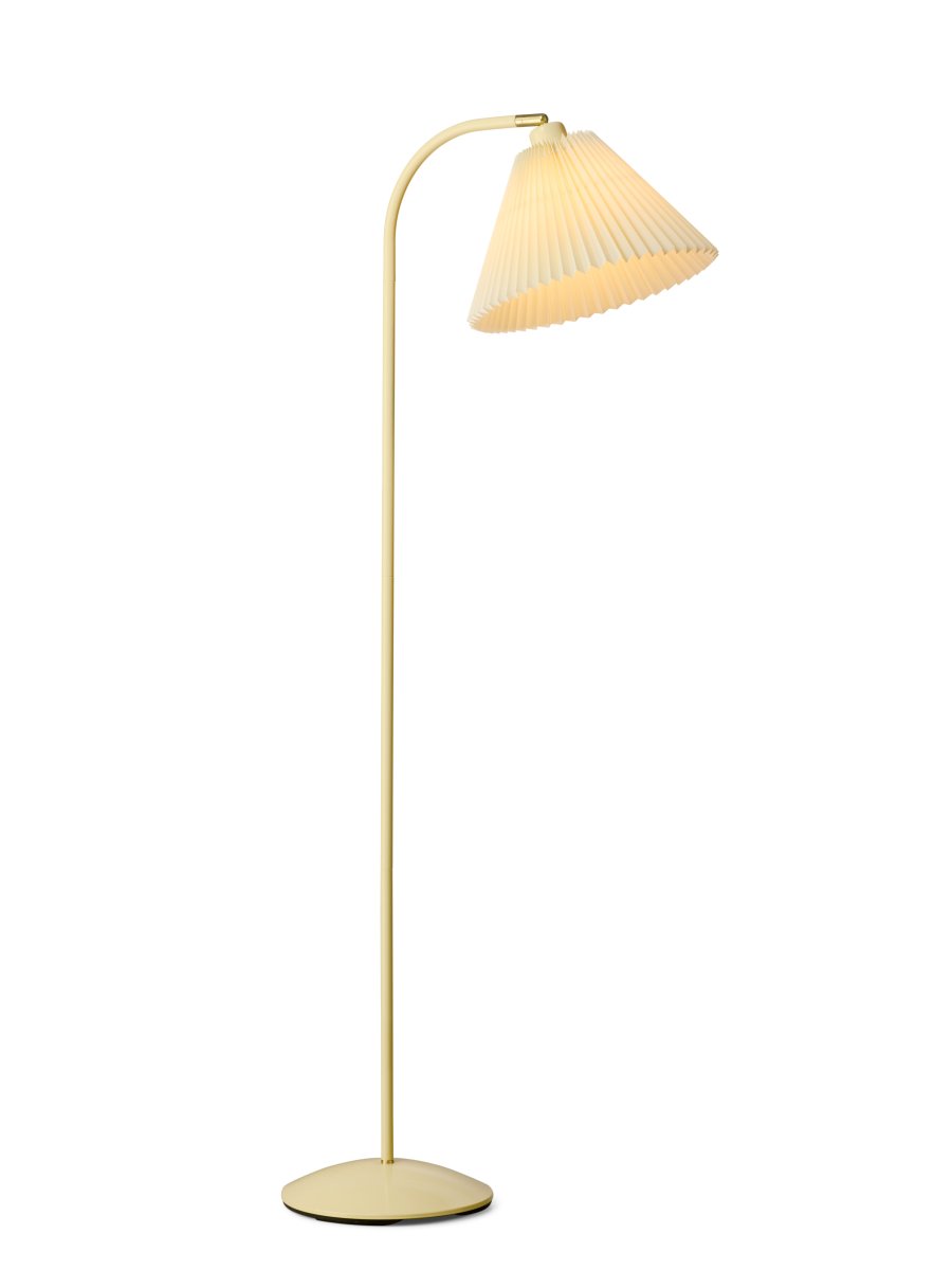 Medina Crème wit vloerlamp Van Halo Design - Het crèmekleurige metalen frame wordt aangevuld door een prachtige geplooide textielen kap in een bijpassende tint en decoratieve details van messing.