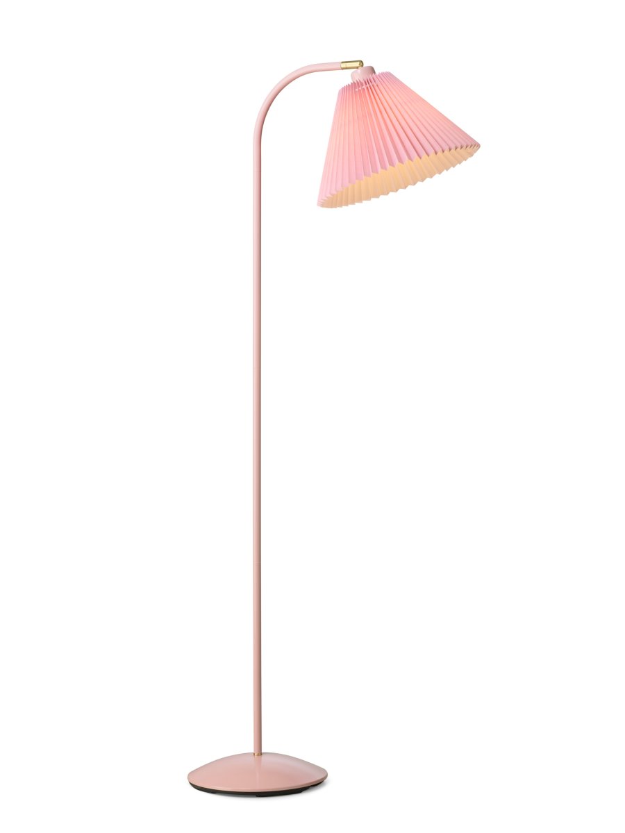 Medina Roze vloerlamp Van Halo Design - Het roze metalen frame wordt aangevuld door een prachtige geplooide textielen kap in een bijpassende tint en decoratieve details van messing.