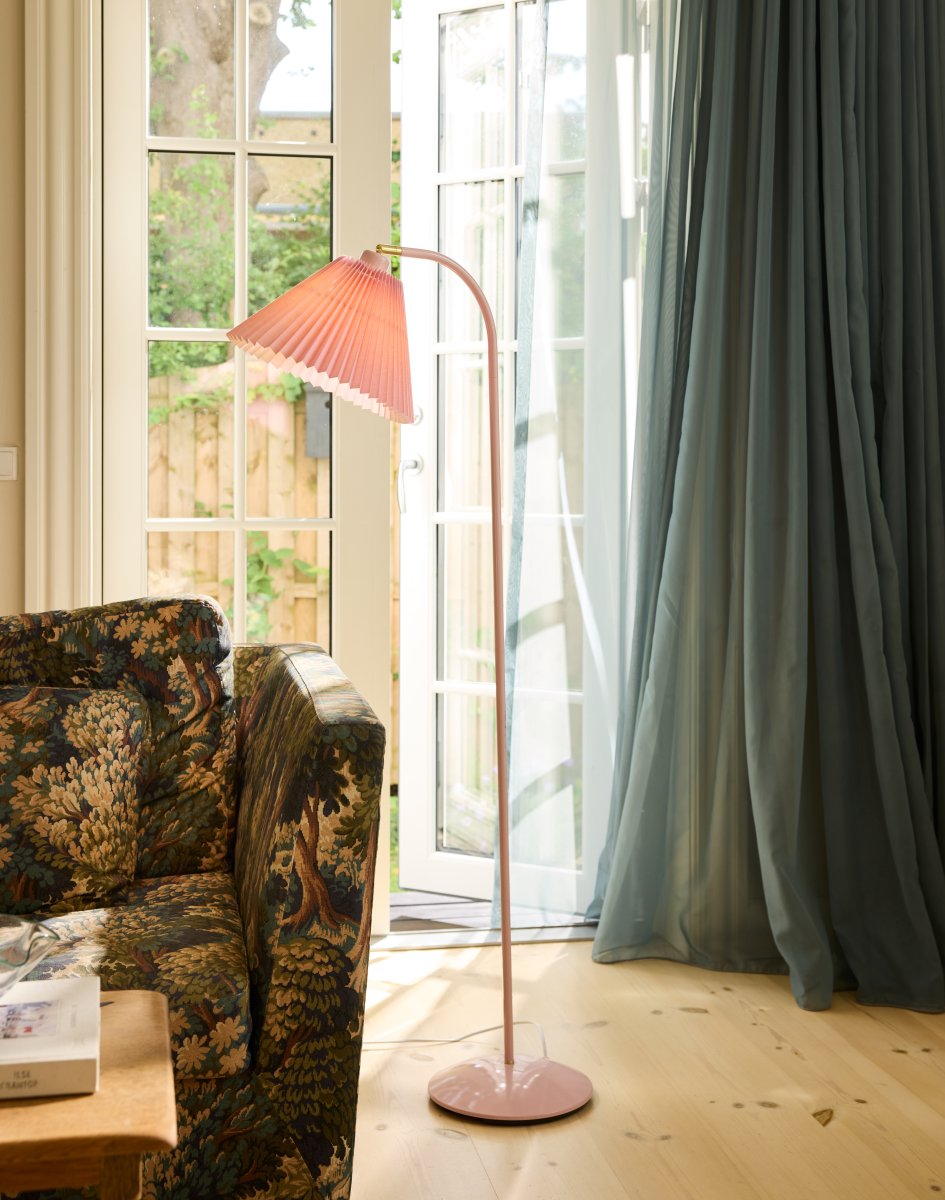 Medina Roze vloerlamp Van Halo Design - Het roze metalen frame wordt aangevuld door een prachtige geplooide textielen kap in een bijpassende tint en decoratieve details van messing.