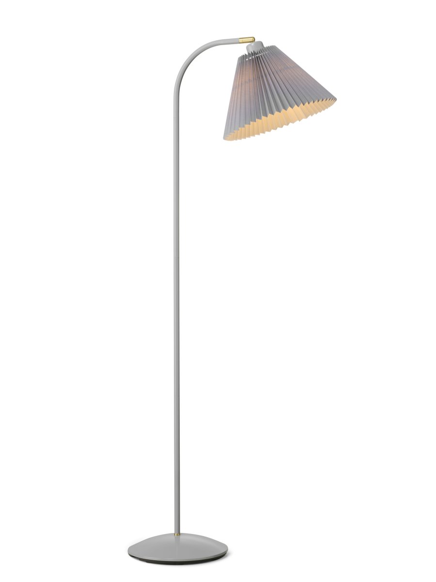 Medina Grijs vloerlamp Van Halo Design - Het grijze metalen frame wordt aangevuld door een prachtige geplooide textielen kap in een bijpassende tint en decoratieve details van messing.