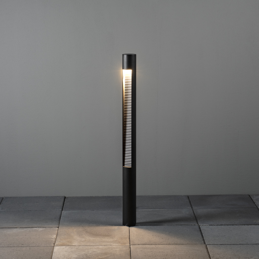 Udine 97cm Zwart lichtpaaltjes Van Konstsmide - Deze moderne en stijlvolle paal is ideaal voor het verlichten van paden of tuinen met een zacht en energiezuinig licht.