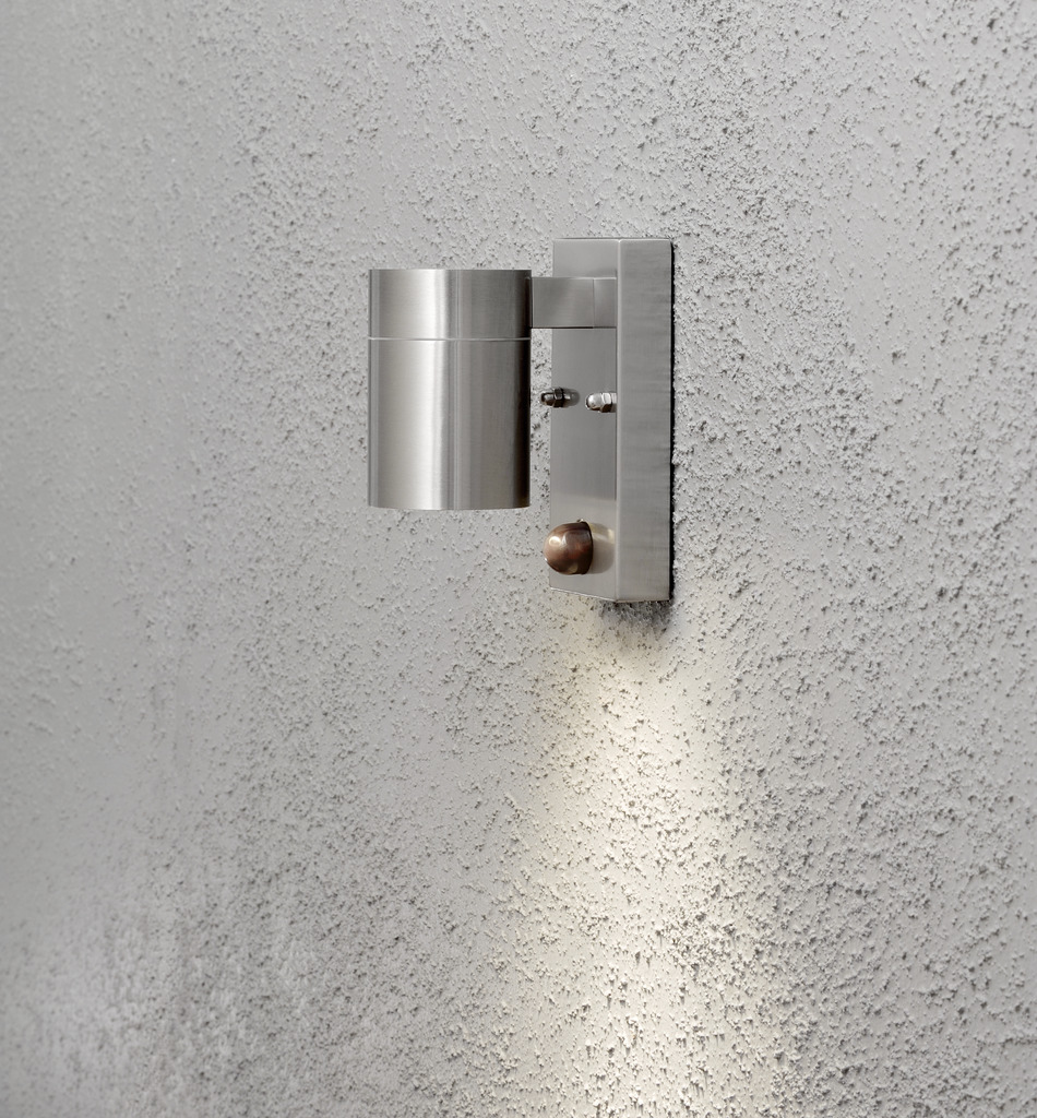 Modena Zilver buitenlamp Van Konstsmide - Het stijlvolle en moderne design van de lamp past bij elke gevel en gaat automatisch aan als er beweging wordt gedetecteerd.