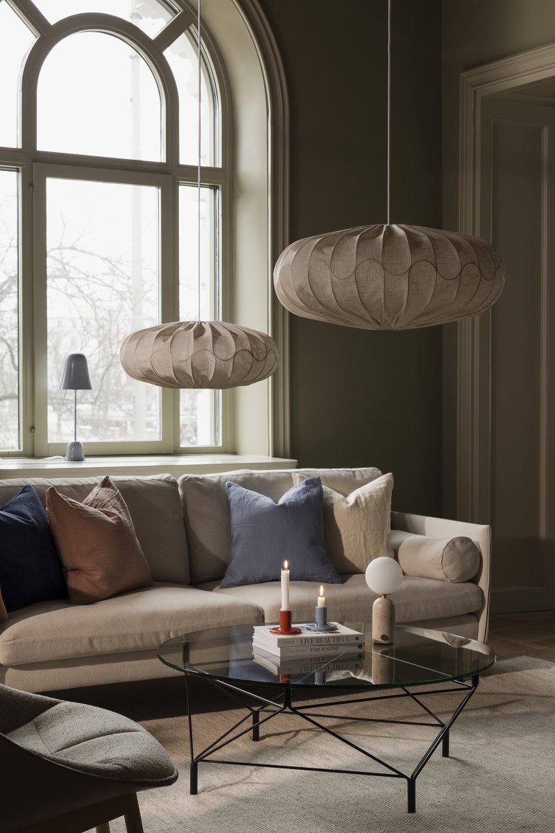 Bladverk Lampenkap Excl. Ophanging Ø70 Beige hanglamp Van Globen Lighting - Het metalen frame heeft de vorm van overlappende bladeren, wat een mooie structuur creëert en de kap zijn karakteristieke uitstraling geeft.