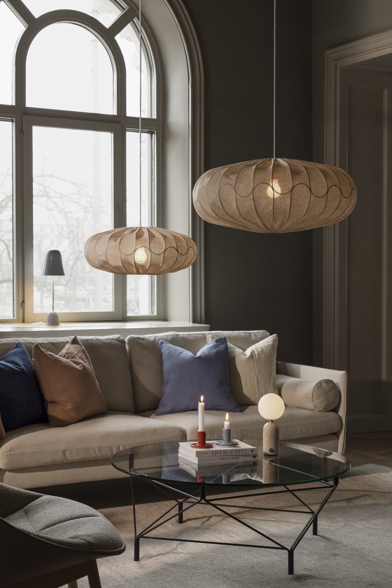 Bladverk Lampenkap Excl. Ophanging Ø70 Beige hanglamp Van Globen Lighting - Het metalen frame heeft de vorm van overlappende bladeren, wat een mooie structuur creëert en de kap zijn karakteristieke uitstraling geeft.