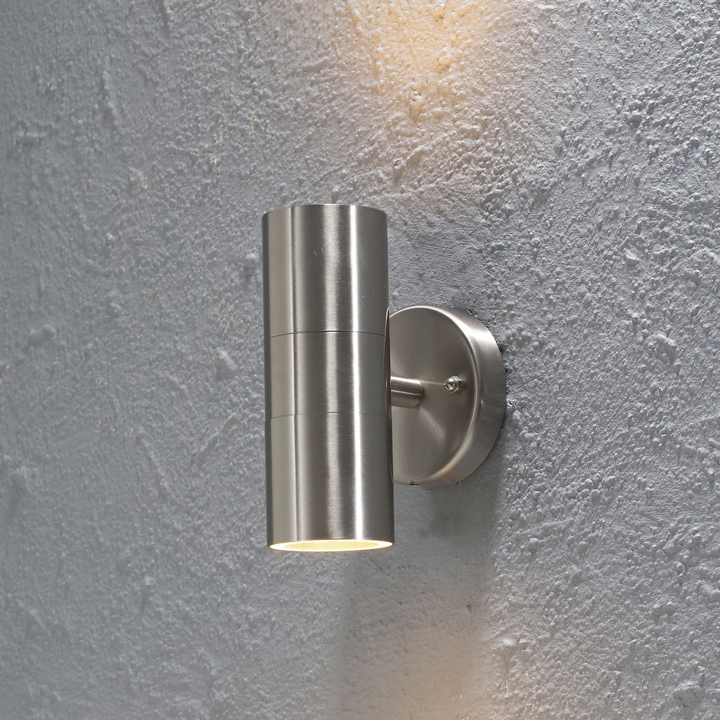 Modena Zilver buitenlamp Van Konstsmide - Het zorgt voor een aangenaam en veilig licht en past bij moderne architectuurstijlen.