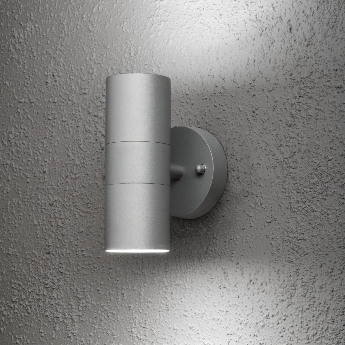 Modena Grijs buitenlamp Van Konstsmide - De lamp verspreidt het licht zowel naar boven als naar beneden en cre&euml;ert een decoratief lichtbeeld dat de gevel accentueert en een uitnodigende sfeer cre&euml;ert.