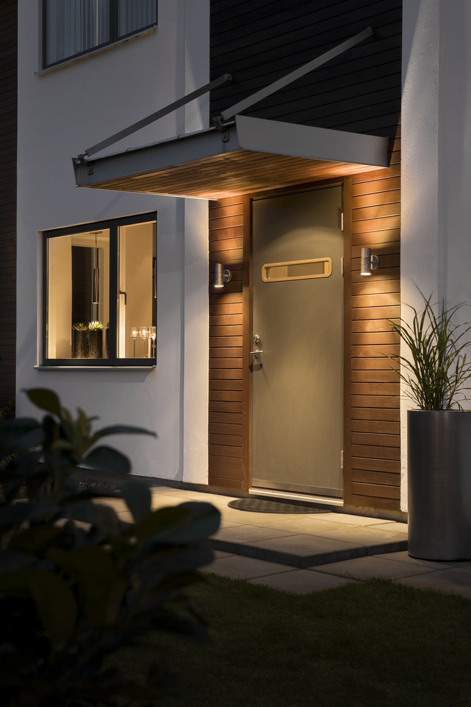 Modena Gegalvaniseerd staal buitenlamp Van Konstsmide - Gemaakt van hoogwaardige materialen voor een lange levensduur, is deze lamp zowel functioneel als stijlvol - een uitstekende keuze voor het verbeteren van de buitenomgeving!