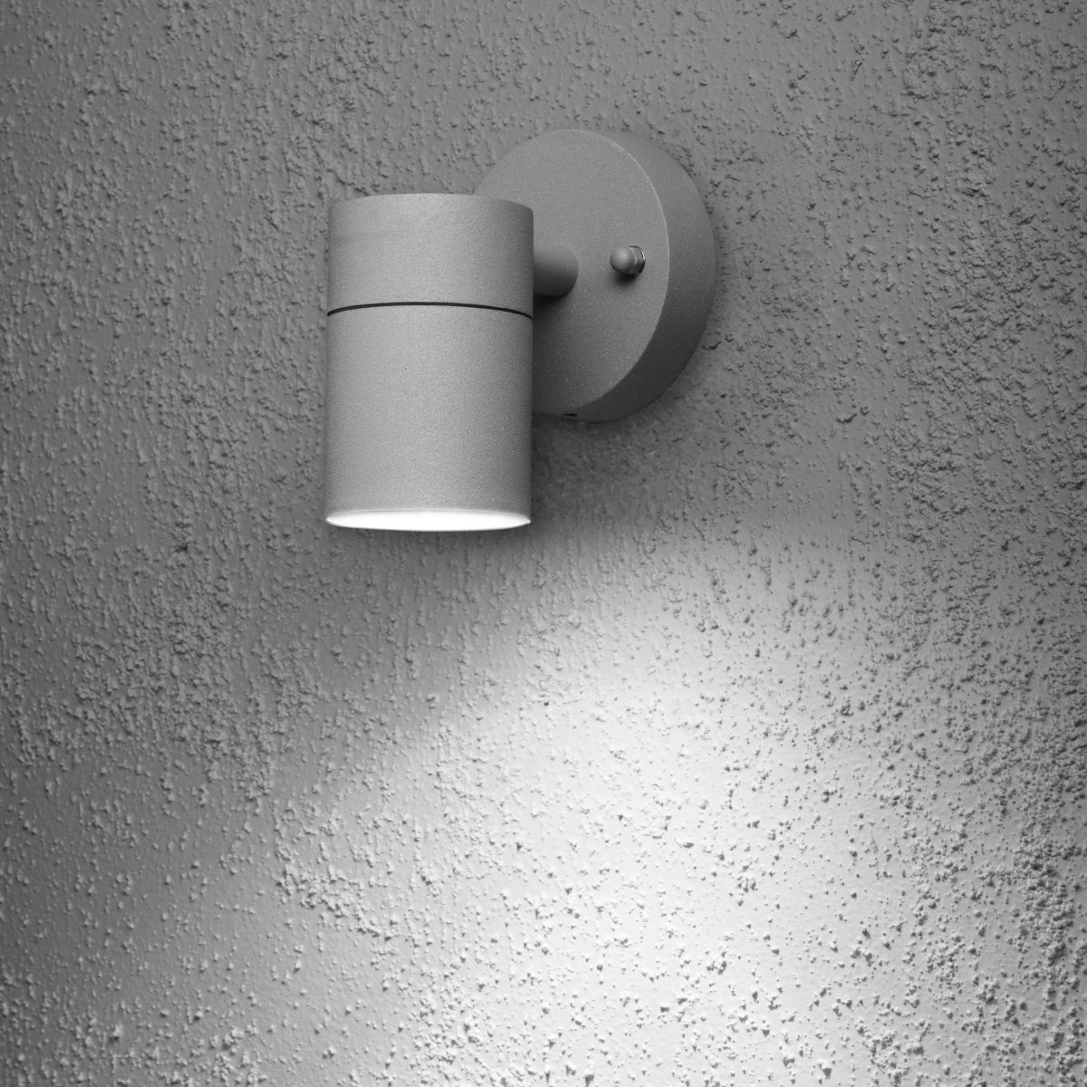 Modena Grijs buitenlamp Van Konstsmide - Het licht is naar beneden gericht en cre&euml;ert een zacht en effectief lichtbeeld dat de gevel accentueert en zorgt voor aangename buitenverlichting.