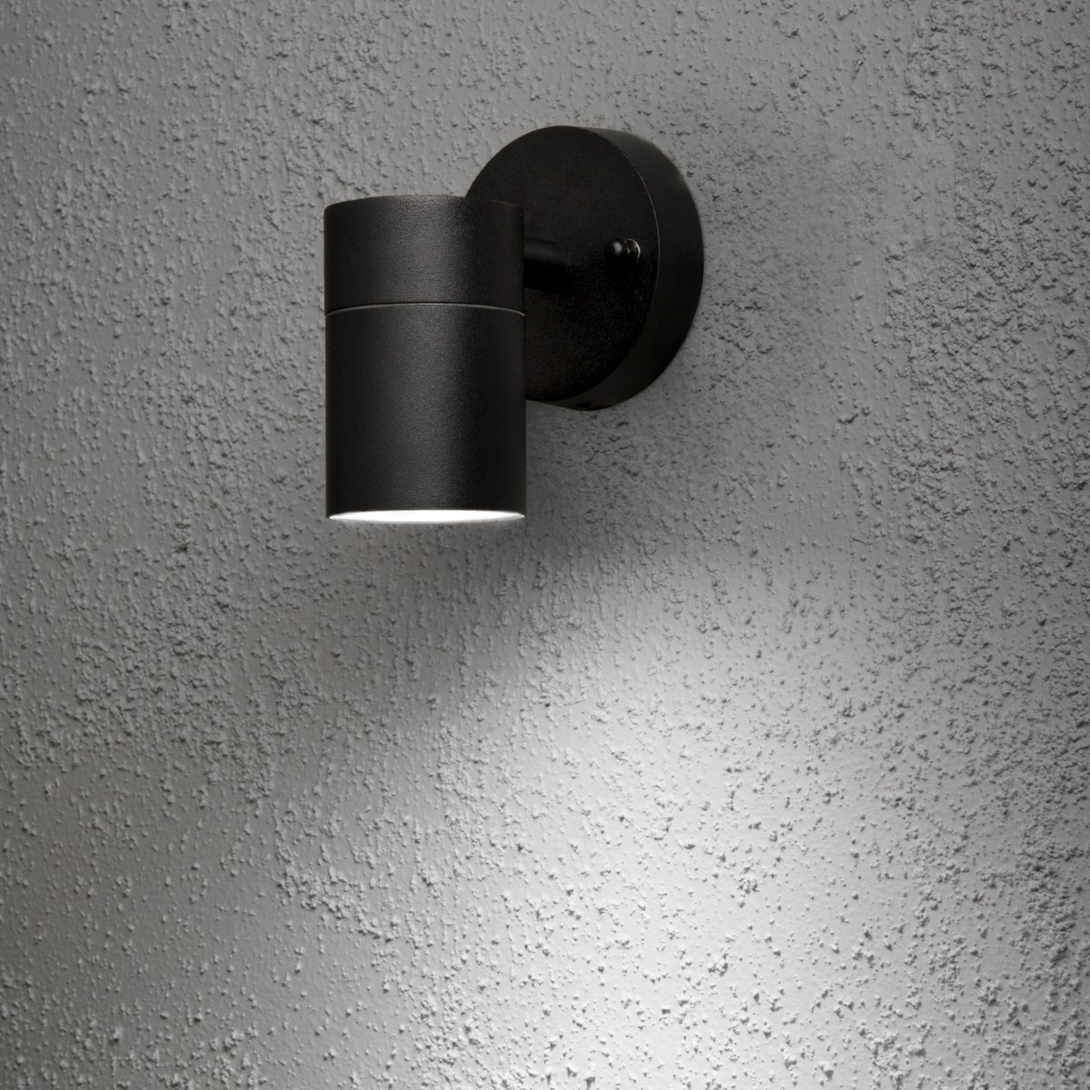 Modena Zwart buitenlamp Van Konstsmide - Het licht is naar beneden gericht en cre&euml;ert een zacht en effectief lichtbeeld dat de gevel accentueert en zorgt voor aangename buitenverlichting.