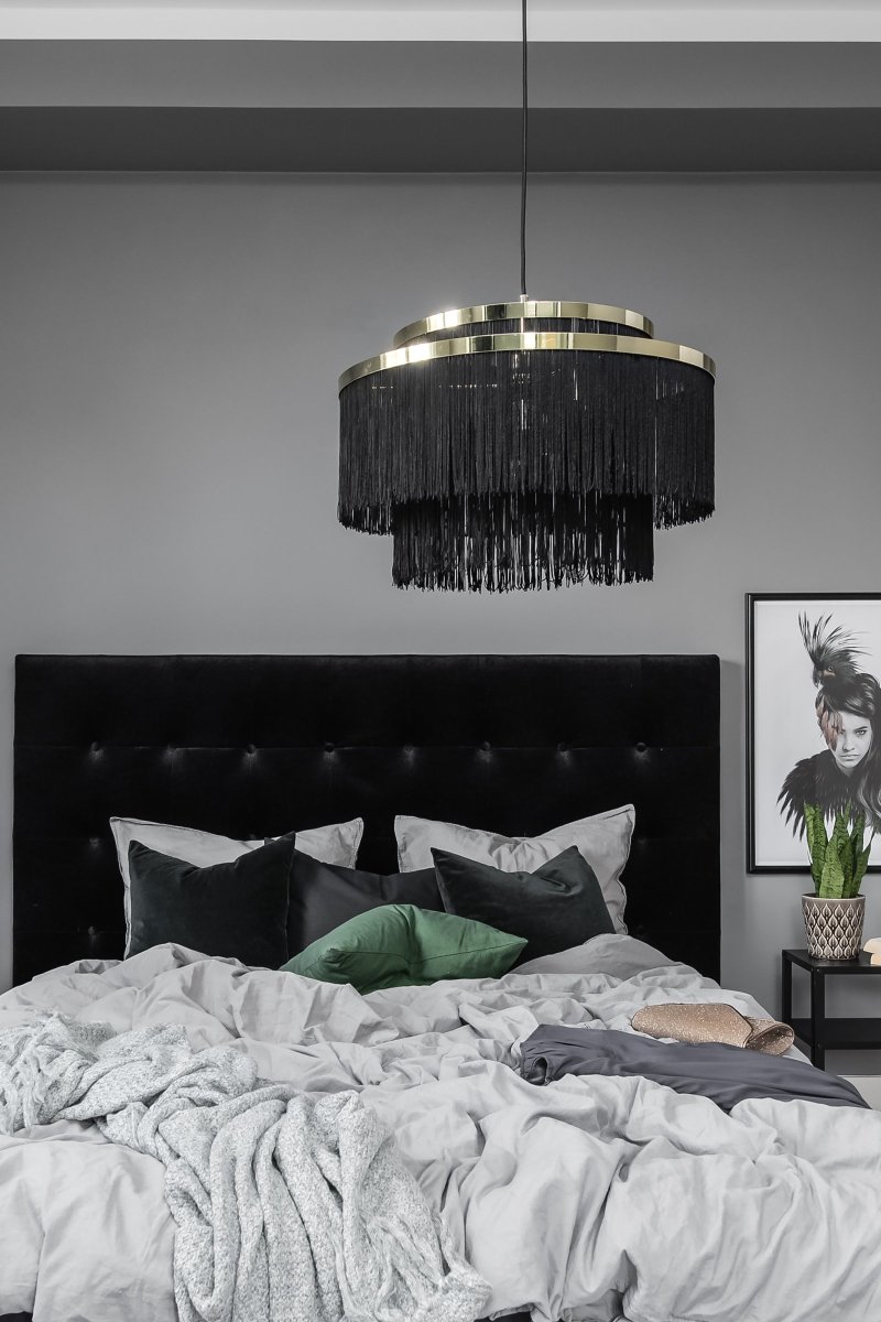 Frans Ø52 Zwart hanglamp Van Globen Lighting - Het zwarte textiel contrasteert met het messing/metaal en de 120 cm lange zwarte textielkabel maakt het geheel compleet.
