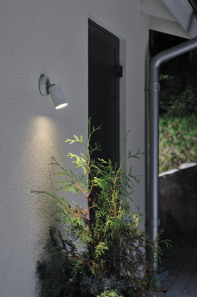 Modena Grijs buitenlamp Van Konstsmide - Dankzij het ronde design en het directe licht is het ideaal voor het cre&euml;ren van een verfijnde sfeer in entrees en looppaden.
