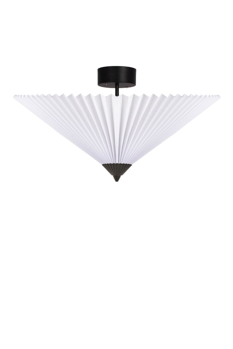 Matisse Ø60 Wit plafondlamp Van Globen Lighting - De lampenkap hangt aan een matzwarte metalen stang die op een plafondkap in bijpassende kleur is gemonteerd.
