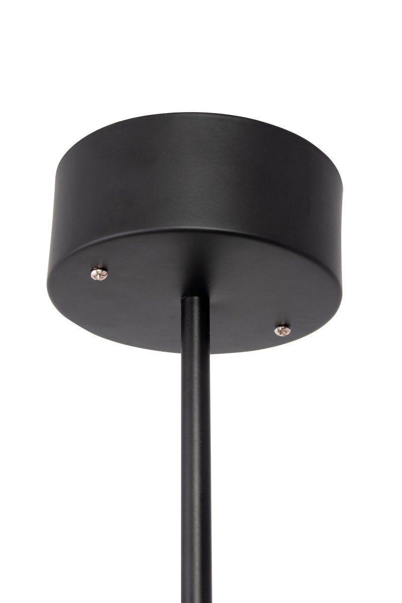 Matisse Ø60 Wit plafondlamp Van Globen Lighting - De lampenkap hangt aan een matzwarte metalen stang die op een plafondkap in bijpassende kleur is gemonteerd.