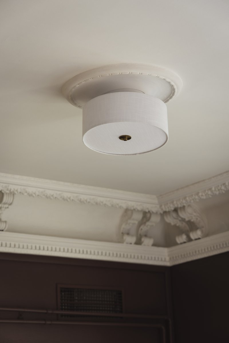 Noah Ø35 Wit plafondlamp Van Globen Lighting - Noah is een stijlvolle en decoratieve plafondlamp, handgemaakt van wit linnen met een prachtige, levendige structuur.