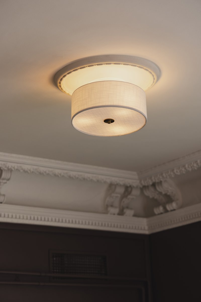 Noah Ø35 Wit plafondlamp Van Globen Lighting - Noah is een stijlvolle en decoratieve plafondlamp, handgemaakt van wit linnen met een prachtige, levendige structuur.