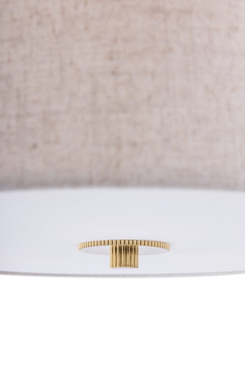 Noah Ø50 Beige plafondlamp Van Globen Lighting - De lamp is voorzien van een detail in gepolijst messing, de stof heeft een levendig patroon en een witte antiverblindingsplaat aan de onderkant voor een aangenaam licht.