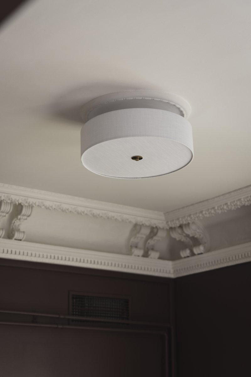 Noah Ø50 Wit plafondlamp Van Globen Lighting - Noah is een stijlvolle en decoratieve plafondlamp, handgemaakt van wit linnen met een prachtige, levendige structuur.