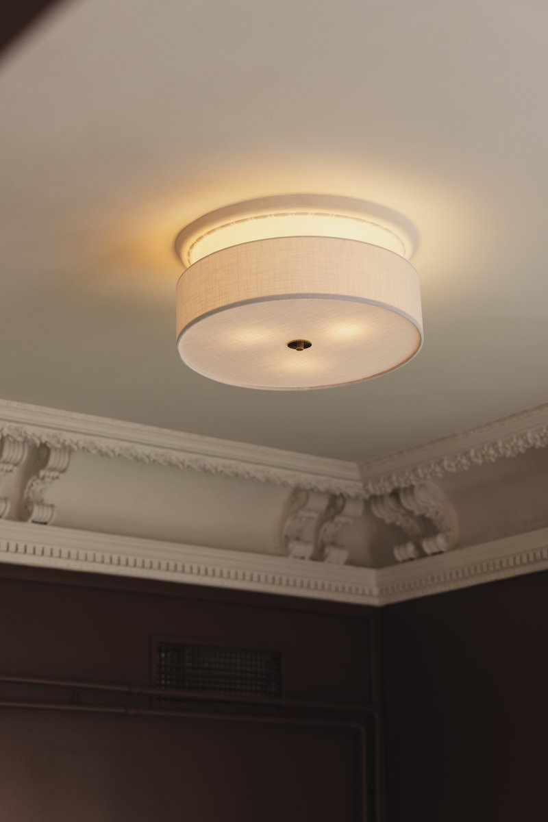 Noah Ø50 Wit plafondlamp Van Globen Lighting - Noah is een stijlvolle en decoratieve plafondlamp, handgemaakt van wit linnen met een prachtige, levendige structuur.