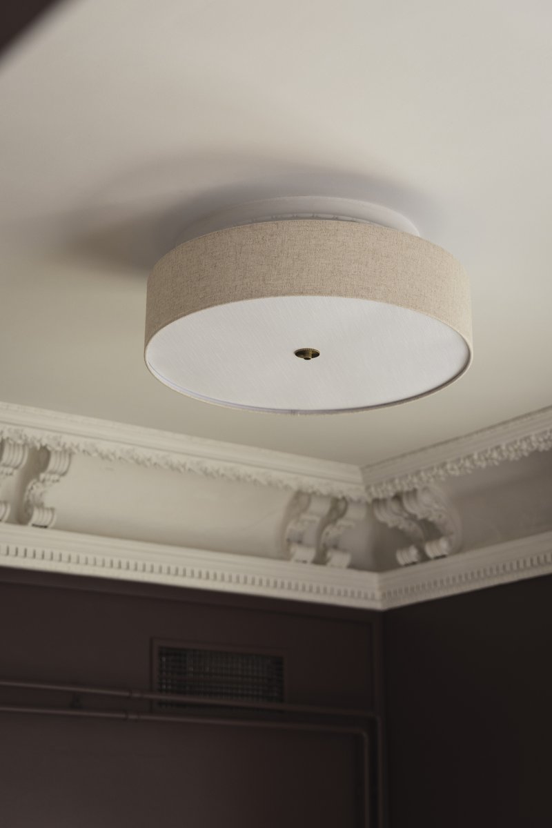 Noah Ø65 Beige plafondlamp Van Globen Lighting - De lamp is afgewerkt met een detail van gepolijst messing, de stof heeft een levendig patroon en een witte anti-verblindingsrand aan de onderkant voor een aangenaam licht.