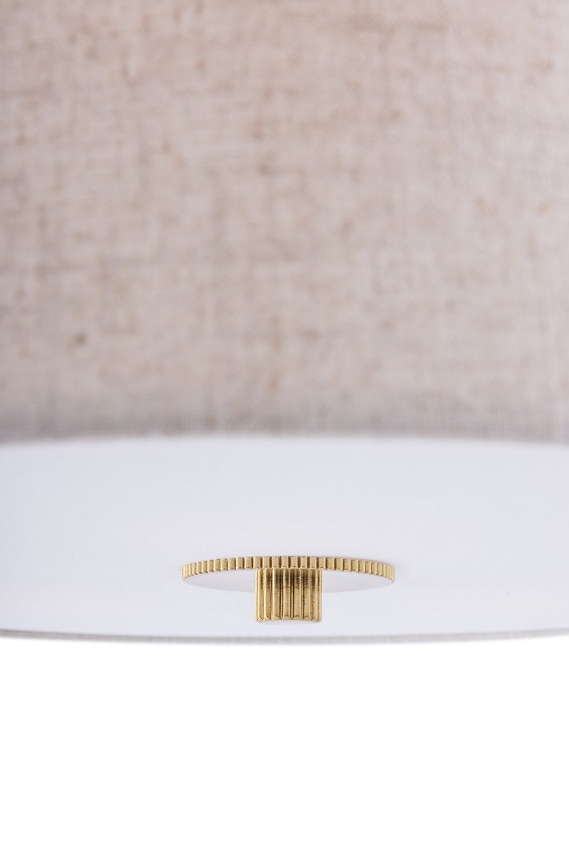 Noah Ø65 Beige plafondlamp Van Globen Lighting - De lamp is afgewerkt met een detail van gepolijst messing, de stof heeft een levendig patroon en een witte anti-verblindingsrand aan de onderkant voor een aangenaam licht.