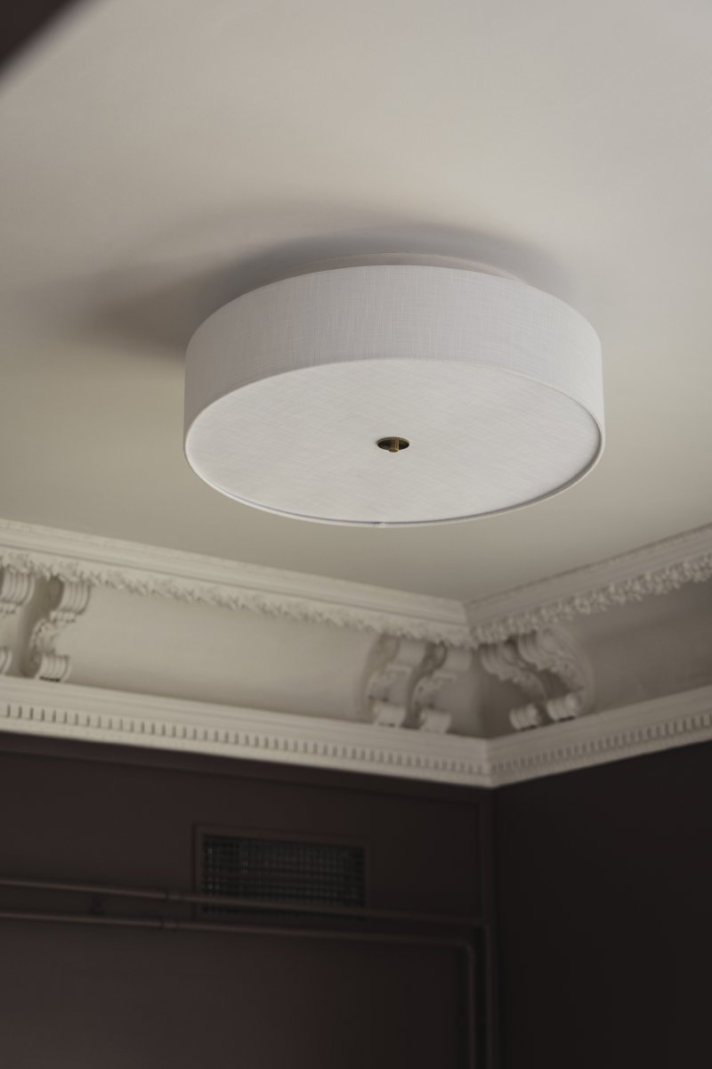 Noah Ø65 Wit plafondlamp Van Globen Lighting - Noah is een stijlvolle en decoratieve plafondlamp, handgemaakt van wit linnen met een prachtige, levendige structuur.