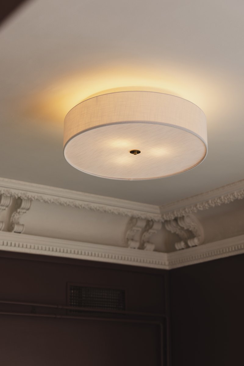 Noah Ø65 Wit plafondlamp Van Globen Lighting - Noah is een stijlvolle en decoratieve plafondlamp, handgemaakt van wit linnen met een prachtige, levendige structuur.
