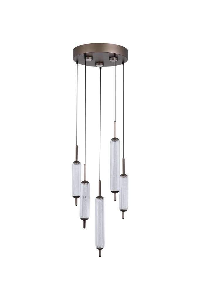 Cattail Ø37 Bruin hanglamp Van Searchlight - De lamp heeft vijf geribbelde, cilindrische kappen van helder glas die elegant hangen aan een ronde plafondplaat in een bruine tint, ge&iuml;nspireerd op de zachte vormen van riet.