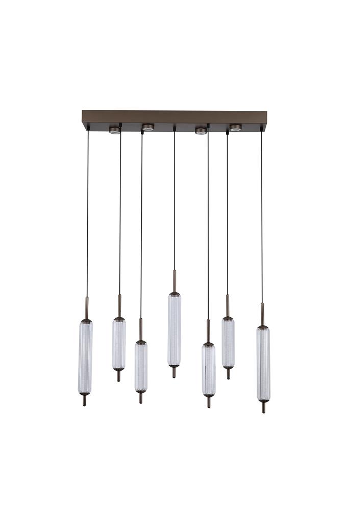 Cattail 85cm Bruin hanglamp Van Searchlight - De lamp heeft zeven geribbelde, cilindrische kappen van helder glas die elegant hangen aan een langwerpige plafondplaat in een bruine tint, ge&iuml;nspireerd op de zachte vormen van riet.