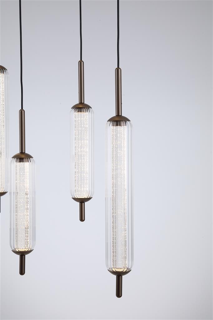 Cattail 85cm Bruin hanglamp Van Searchlight - De lamp heeft zeven geribbelde, cilindrische kappen van helder glas die elegant hangen aan een langwerpige plafondplaat in een bruine tint, ge&iuml;nspireerd op de zachte vormen van riet.