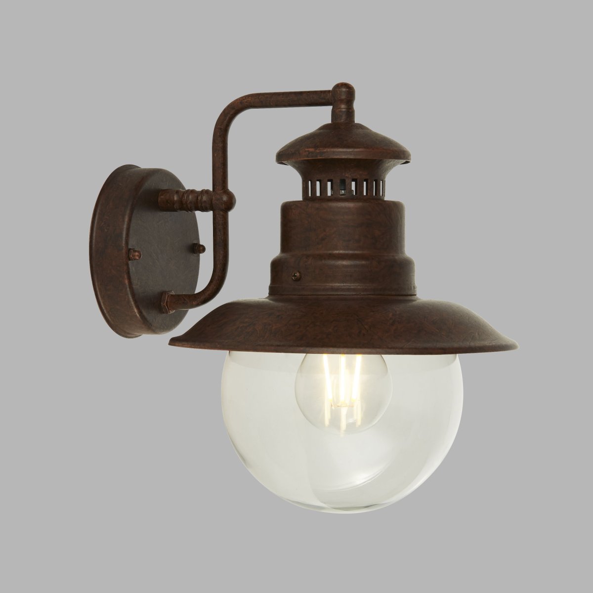 Station Roest buitenlamp Van Searchlight - De robuuste metalen constructie met antieke afwerking en de grote glazen bol geven een authentieke indruk die doet denken aan een traditionele, landelijke omgeving.