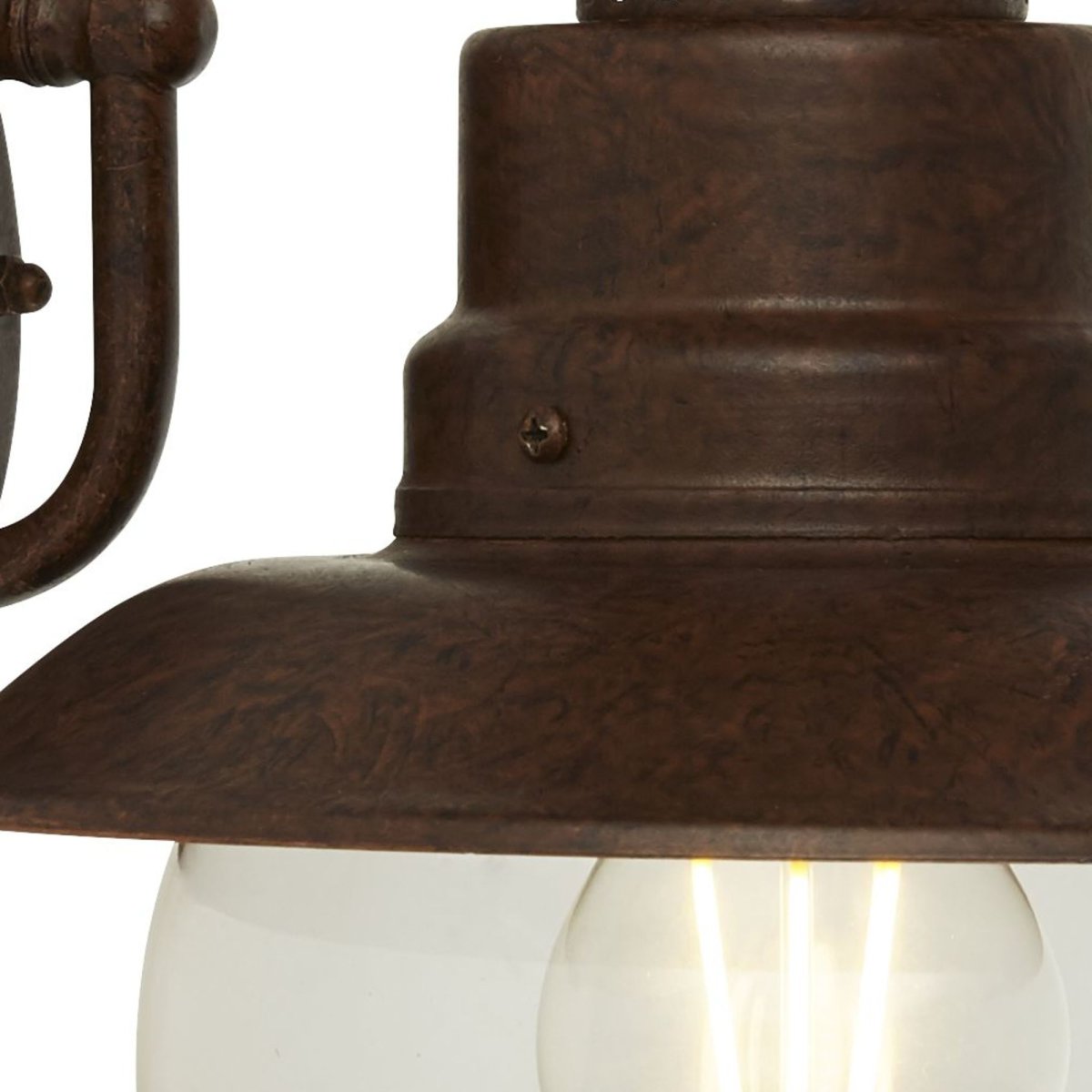 Station Roest buitenlamp Van Searchlight - De robuuste metalen constructie met antieke afwerking en de grote glazen bol geven een authentieke indruk die doet denken aan een traditionele, landelijke omgeving.