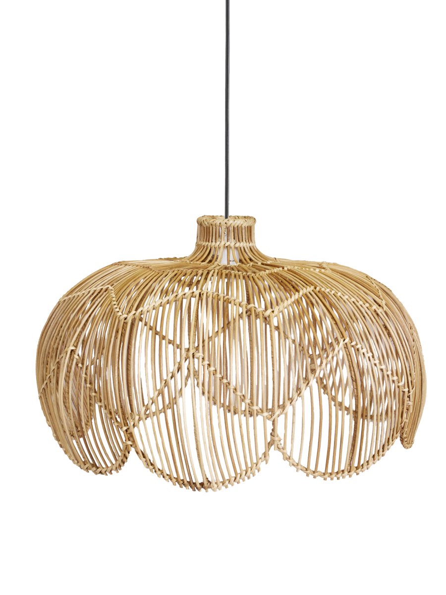 Belle Ø53 Natuur Van PR Home - De onderrand heeft een elegante slakkenhuisvorm die zachte lijnen en een bohemian sfeer aan de kamer toevoegt, terwijl de smalle hals aan de bovenkant het snoer discreet en stijlvol verbergt.