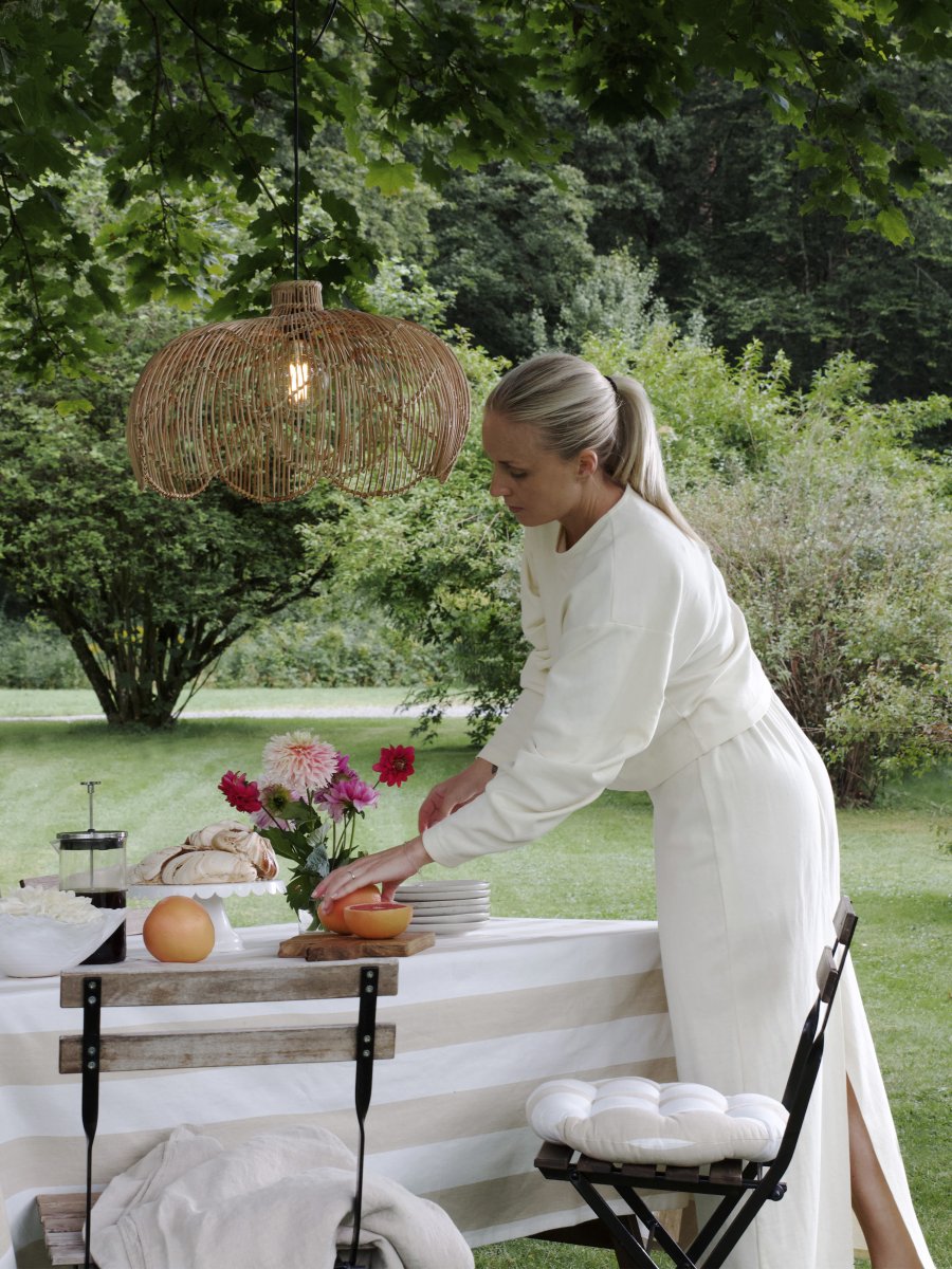 Belle Ø53 Natuur Van PR Home - De onderrand heeft een elegante slakkenhuisvorm die zachte lijnen en een bohemian sfeer aan de kamer toevoegt, terwijl de smalle hals aan de bovenkant het snoer discreet en stijlvol verbergt.