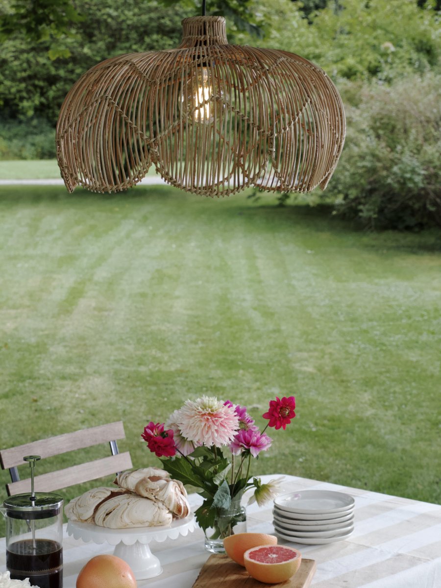 Belle Ø53 Natuur Van PR Home - De onderrand heeft een elegante slakkenhuisvorm die zachte lijnen en een bohemian sfeer aan de kamer toevoegt, terwijl de smalle hals aan de bovenkant het snoer discreet en stijlvol verbergt.