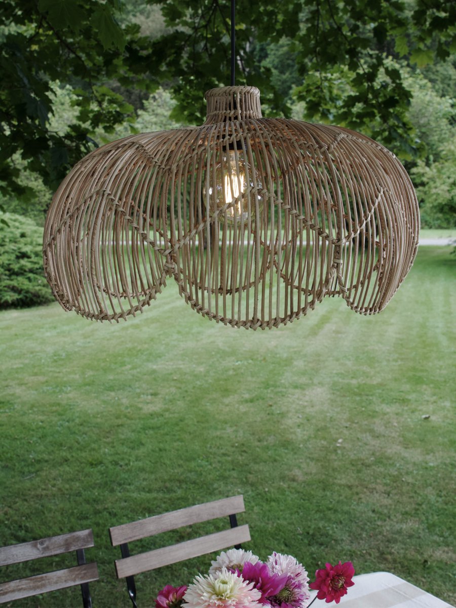 Belle Ø53 Natuur Van PR Home - De onderrand heeft een elegante slakkenhuisvorm die zachte lijnen en een bohemian sfeer aan de kamer toevoegt, terwijl de smalle hals aan de bovenkant het snoer discreet en stijlvol verbergt.