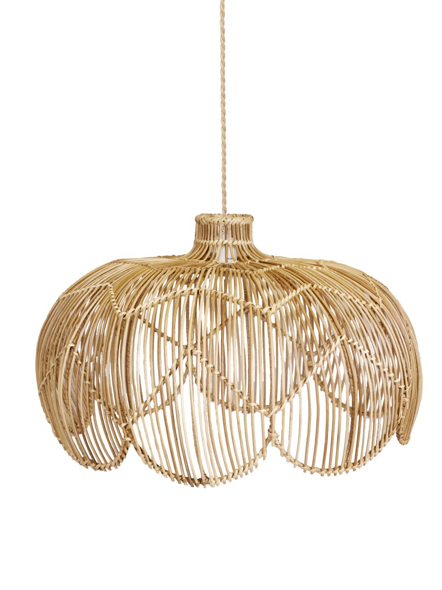 Belle Ø53 Natuur hanglamp Van PR Home - De onderkant heeft een elegante slakkenhuisvorm die zachte lijnen en een bohemian sfeer aan de ruimte toevoegt, terwijl de smalle hals aan de bovenkant het snoer discreet en stijlvol verbergt.