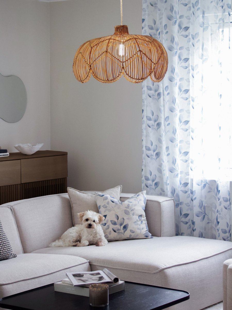 Belle Ø53 Natuur hanglamp Van PR Home - De onderkant heeft een elegante slakkenhuisvorm die zachte lijnen en een bohemian sfeer aan de ruimte toevoegt, terwijl de smalle hals aan de bovenkant het snoer discreet en stijlvol verbergt.