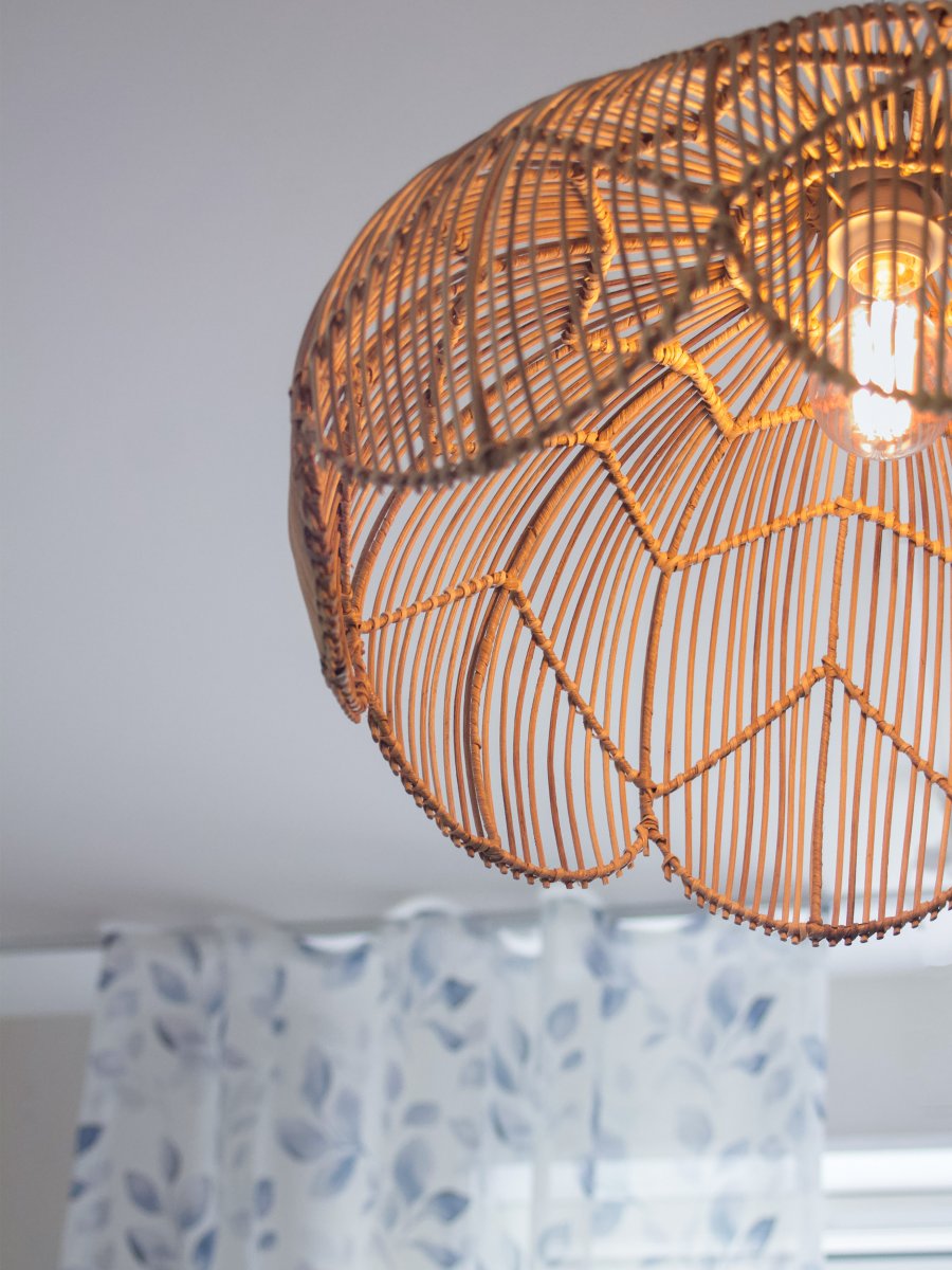 Belle Ø53 Natuur hanglamp Van PR Home - De onderkant heeft een elegante slakkenhuisvorm die zachte lijnen en een bohemian sfeer aan de ruimte toevoegt, terwijl de smalle hals aan de bovenkant het snoer discreet en stijlvol verbergt.