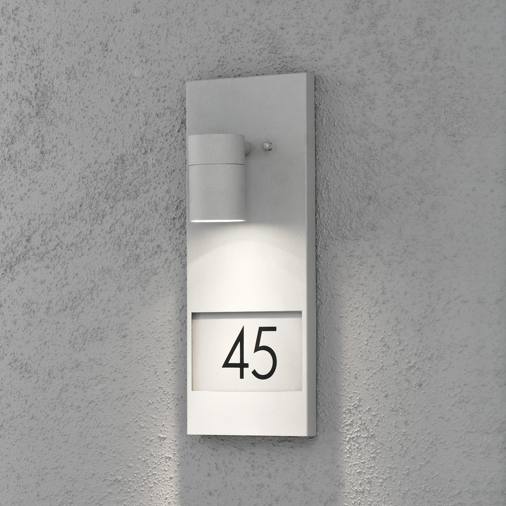 Modena Grijs buitenlamp Van Konstsmide - De lamp is niet alleen een esthetische toevoeging aan uw huis, maar verhoogt ook de veiligheid en zorgt ervoor dat gasten en leveranciers eenvoudig de juiste lamp kunnen vinden.
