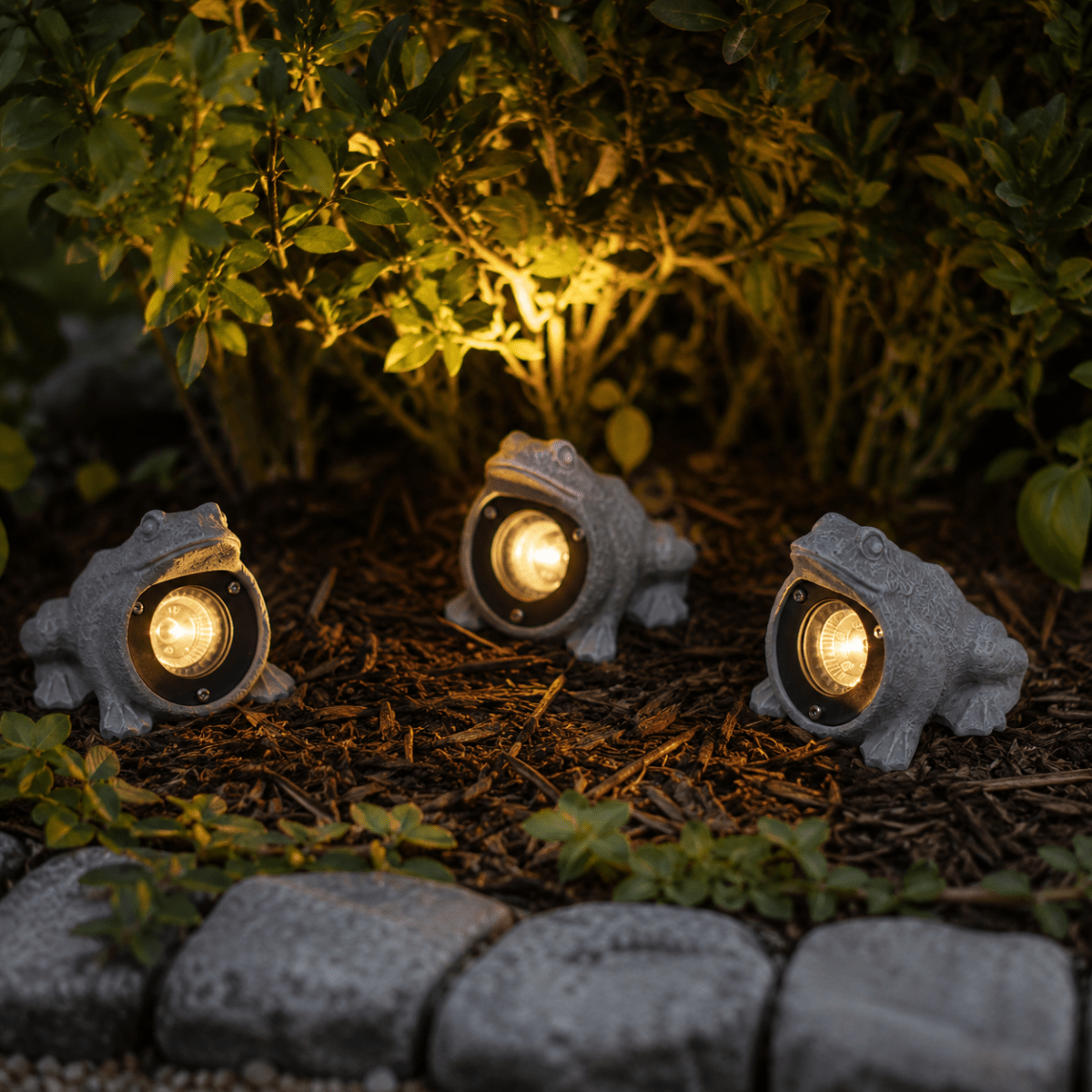 Amalfi Kikkers Grijs Van Konstsmide - De set bestaat uit drie decoratieve kikkers met ge&iuml;ntegreerde ledverlichting die een zachte, warmwitte gloed uitstraalt, perfect voor het cre&euml;ren van een gezellige sfeer in de tuin, bij de vijver of op het terras.