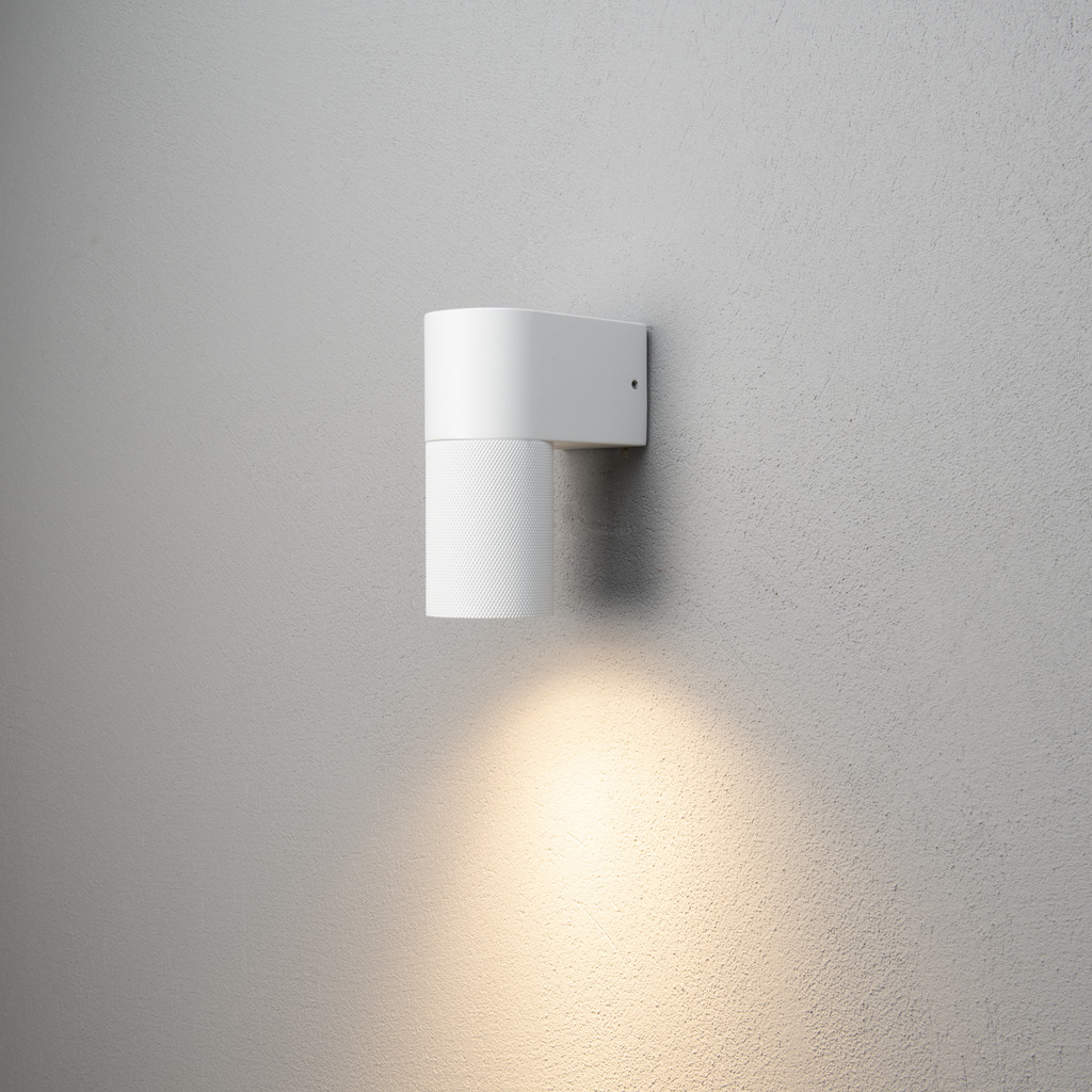 Temi Wit buitenlamp Van Konstsmide - Dankzij het ronde design en het directe licht is het ideaal voor het creëren van een verfijnde sfeer in entrees en looppaden.